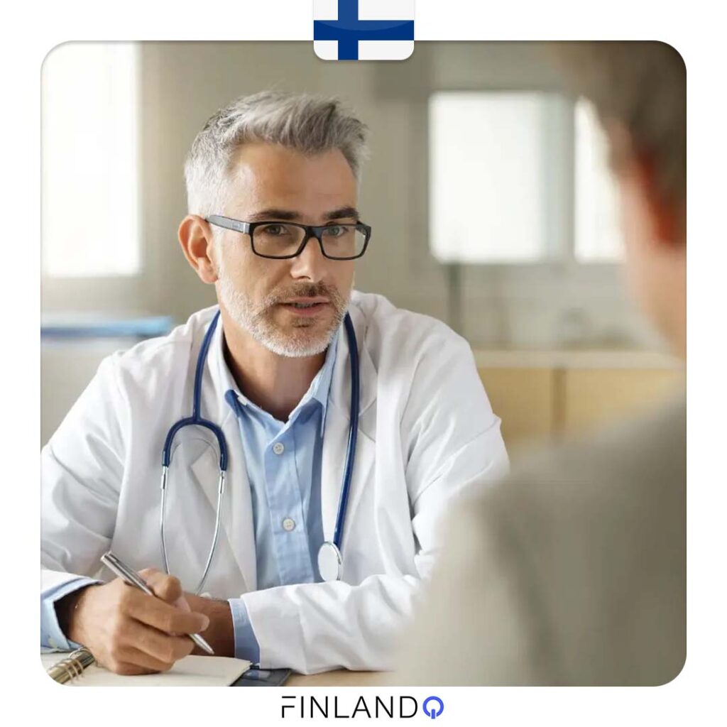 پزشکی که در حال معاینه یک مراجعه کننده است و موارد مورد نیاز را یادداشت میکند