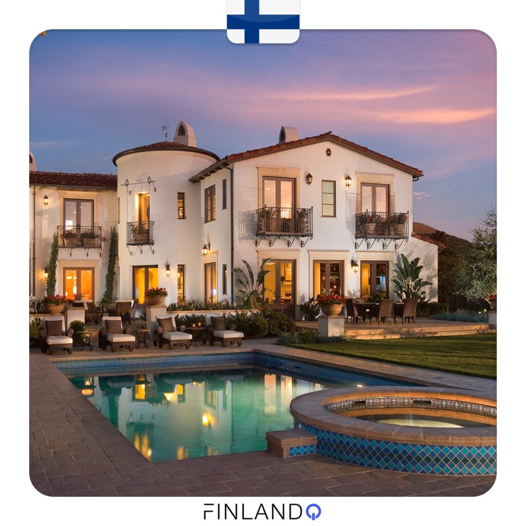 خانهی ویلایی که روبهروی آن استخری با معماری جذاب وجود دارد